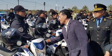 Entrega de nuevas unidades móviles a la policía