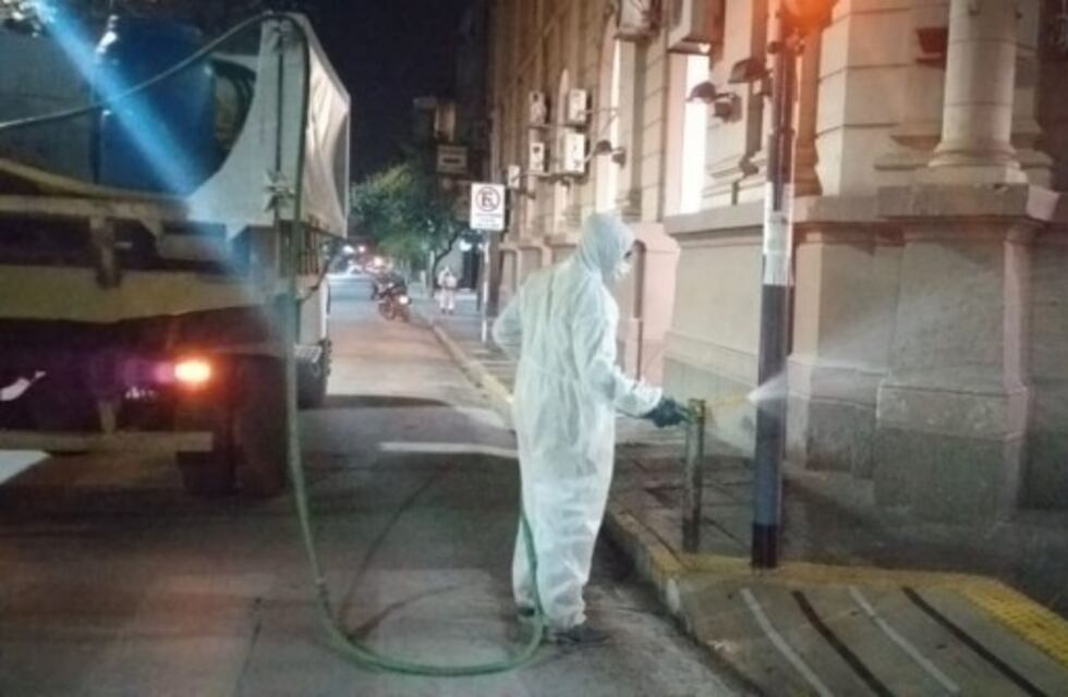 Siguen los trabajos de desinfección de veredas en Capital para prevenir el Covid-19