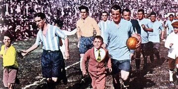 A la cancha\u002E Argentina protagonizó la primera final, ante Uruguay\u002E Y hasta ahora, la última, con Alemania\u002E En ambas, subcampeón\u002E