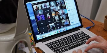 Clase virtual, los alumnos se burlan del profesor (Web)