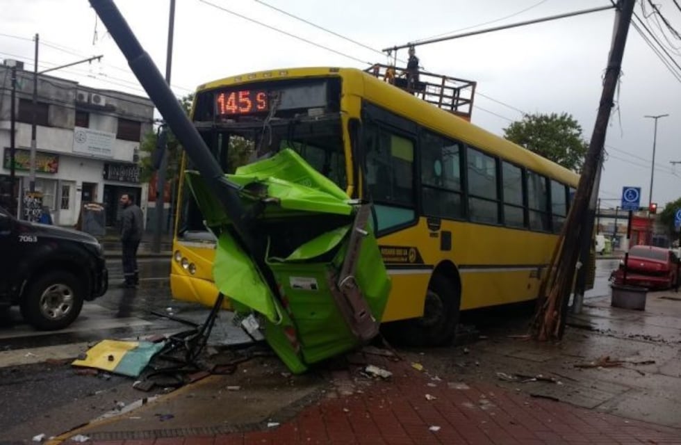 Un colectivo de la línea 145 se estrelló contra un contenedor de basura en la zona oeste