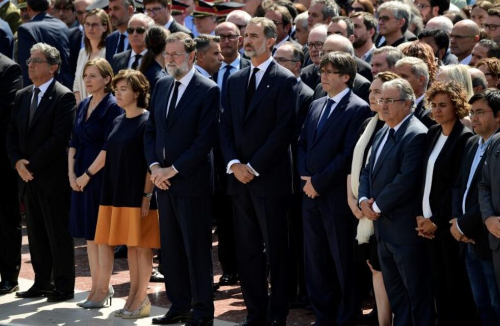El Presidente y el Rey de España hicieron un minuto de silencio en la Plaza de Catalunya por las víctimas del atentado