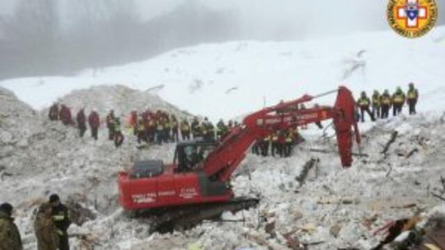 FA03 FARINDOLA (ITALIA) 23/01/2017.- Fotografu00eda facilitada por los servicios de rescate Corpo Nazionale Soccorso Alpino e Speleologico (CNSAS) que muestra los trabajos de bu00fasqueda de posibles supervivientes en el hotel Rigopiano en el centro de Italia hoy