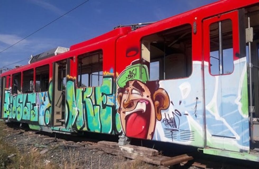 Unidades del Metrotranvía devastadas por el vandalismo