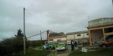 Policía en la Escuela N°17 con la Brigada anti explosivos\u002E