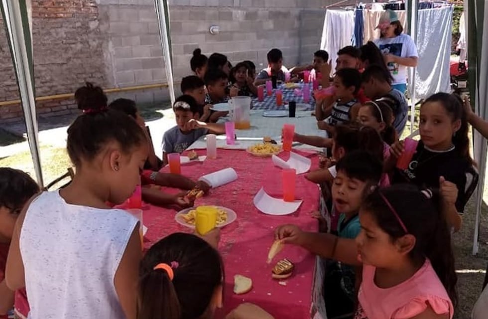 Corazones Solidarios les regaló a los chicos hamburguesas y papas para Navidad