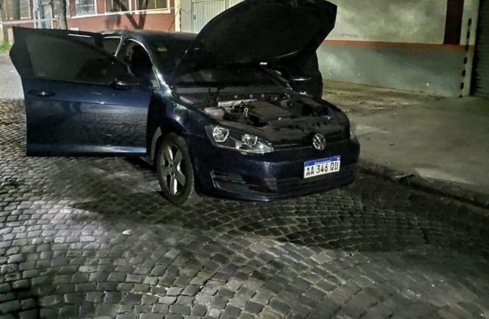 Nueva Pompeya: hallaron un auto quemado y se cree que es el que usaron los asesinos del policía en Ramos Mejía