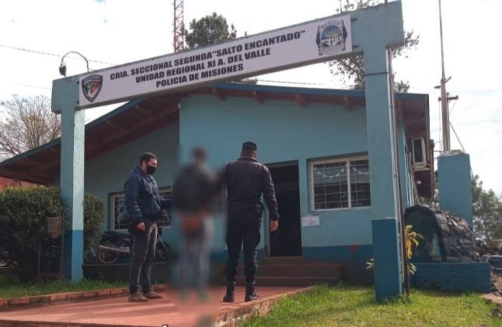 Caminaba con un rifle oculto en su campera y terminó preso