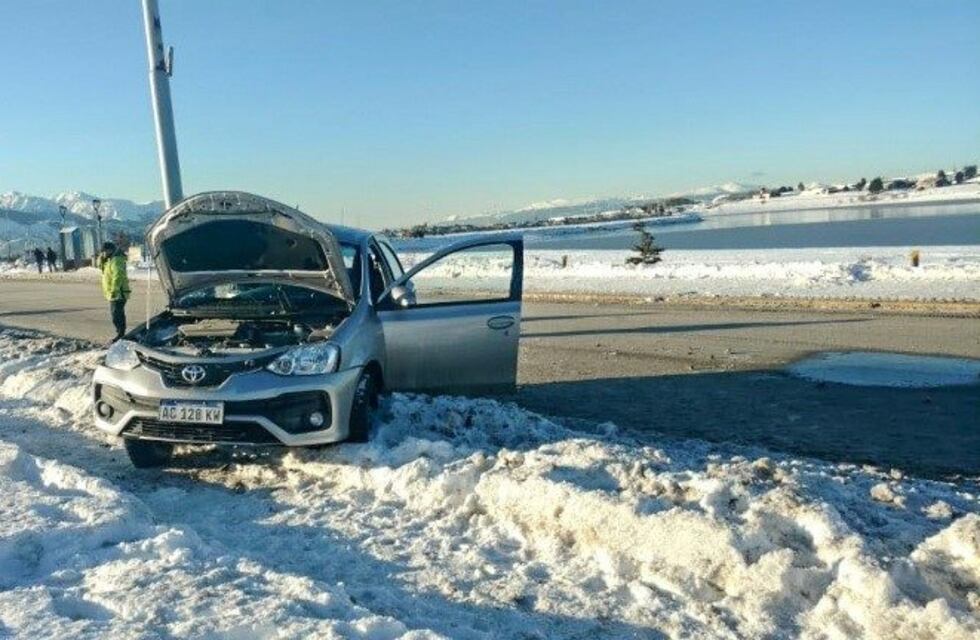 Perdió el control de su automóvil y se estrelló contra una columna