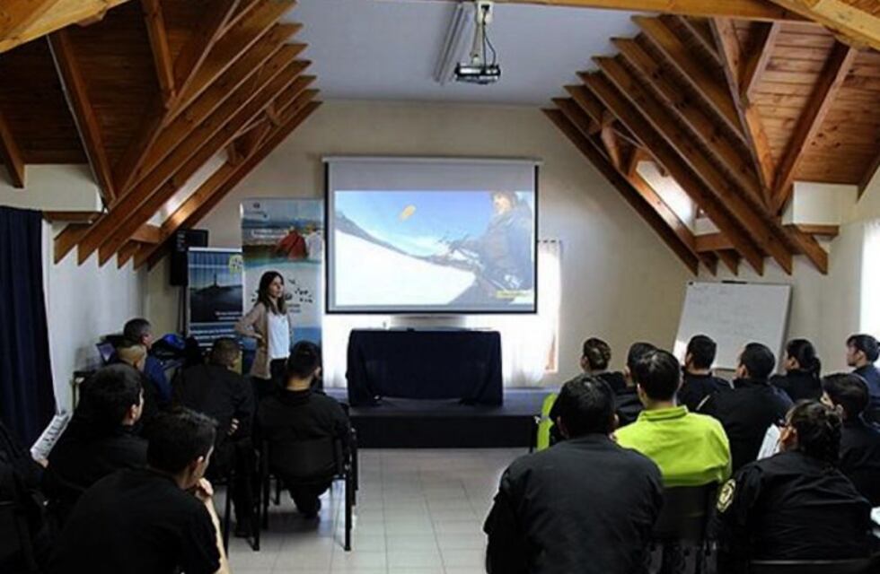 Policías de Ushuaia se certificaron en cursos de idioma orientados al Turismo