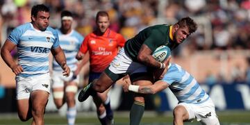 Rugby Union - Rugby Championship - Argentina's Pumas v South Africa's Springboks - Malvinas Argentinas stadium, Mendoza, Argentina - August 25, 2018\u002E South Africa's Willie le Roux is tackled by Argentina's Emiliano Boffelli as teammate Agustin Creevy follows\u002E REUTERS/Marcelo Ruiz mendoza rugby championship torneo rugby rugbiers seleccion argentina los pumas sudafrica