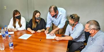 Acuerdo del Ministerio de Trabajo de Misiones con directivos y trabajadores de la empresa Linor en Azara para el mantenimiento de 100 puestos de trabajo\u002E