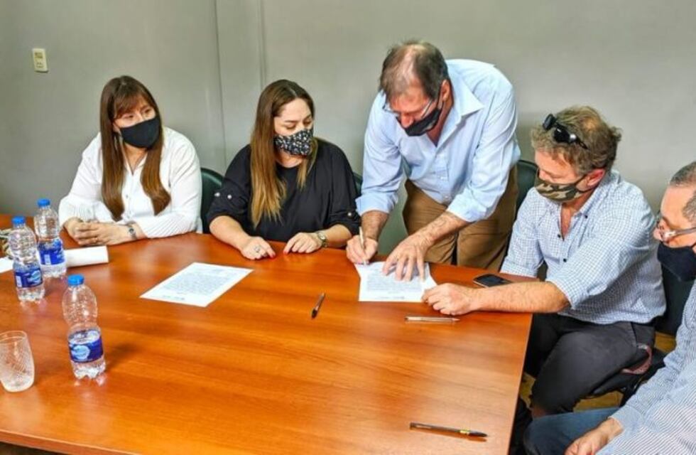 Trabajo firmó un acuerdo que permite mantener 100 puestos de trabajo en una maderera