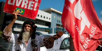 Seguidores de Luiz Inacio Lula da Silva, protestan con carteles de \