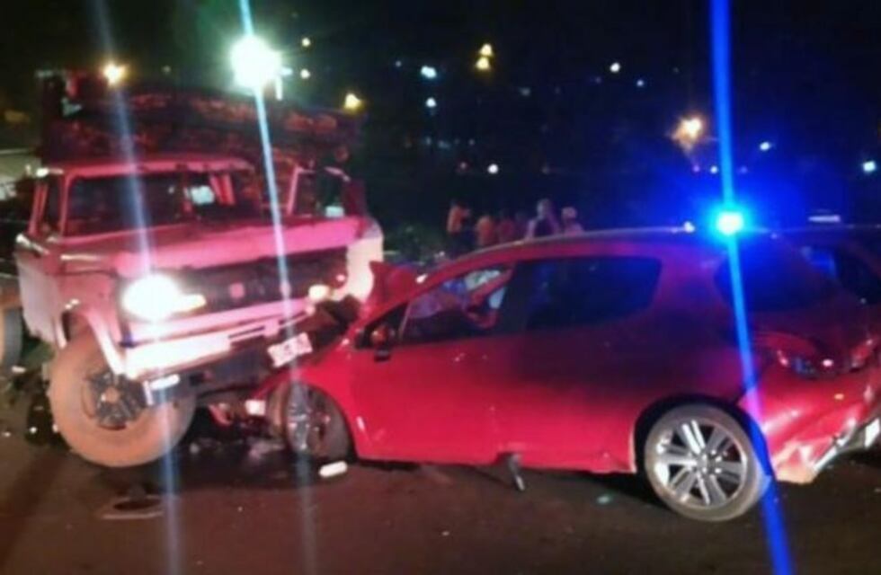 Un camión se quedó sin frenos y colisionó a varios vehículos en Oberá