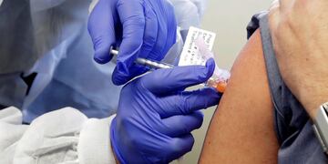 Para que 1650 dosis no se echaran a perder, las autoridades recurrieron a las redes sociales y convocaron a quienes quisieran vacunarse. Foto: AP