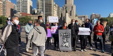 Trabajadores de gimnasios rosarinos llegaron a protestar frente Monumento a la Bandera por la falta de ayuda\u002E (@gbelluati)