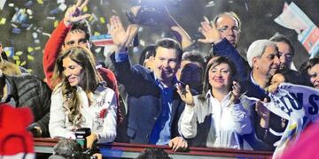 Gerardo Zamora junto a Norma Fuentes, que fue reelecta en Capital, celebró el amplio triunfo del Frente Cívico\u002E