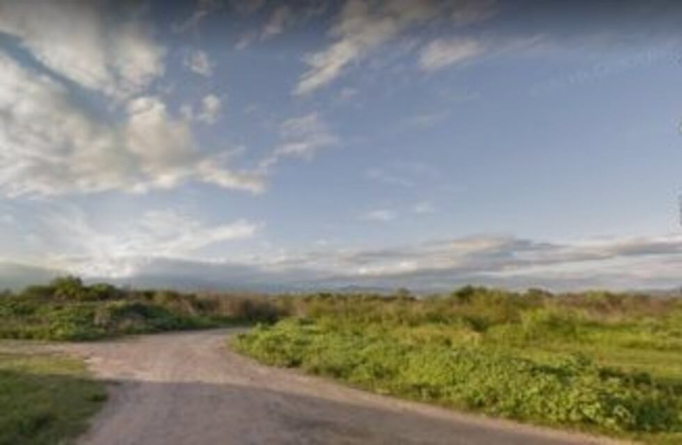 Rescataron a una mujer que se lanzó al río Arenales en auto