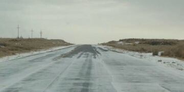 Camino a las Altas Cumbres con hielo en la calzada\u002E