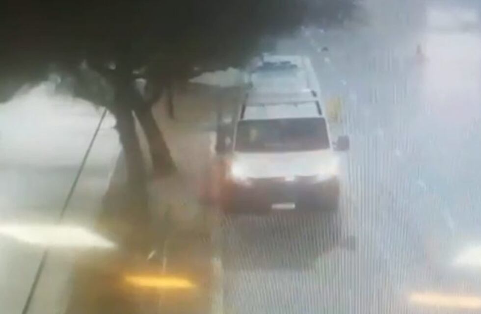 El momento en que el periodista Eugenio Veppo arrolla a dos agentes de tránsito en Palermo