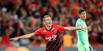 BRA101\u002E CURITIBA (BRASIL), 02/04/2019\u002E- Marco Ruben (i) de Atlético Paranaense celebra un gol ante el arquero Esteban Andrada de Boca Juniors este martes durante un partido de la Copa Libertadores 2019 disputado entre el Atlético Paranaense y el Boca Juniors, en el estadio Arena da Baixada, Curitiba (Brasil)\u002E EFE/Hedeson Alves