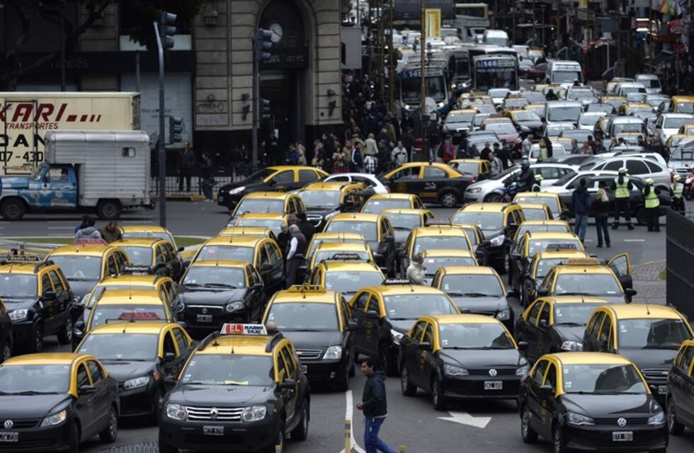 Taxistas marcharon en la Ciudad por el conflicto con Uber