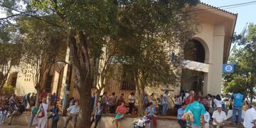 Así se encontraba en la mañana de este lunes el Banco Nación de Eldorado\u002E