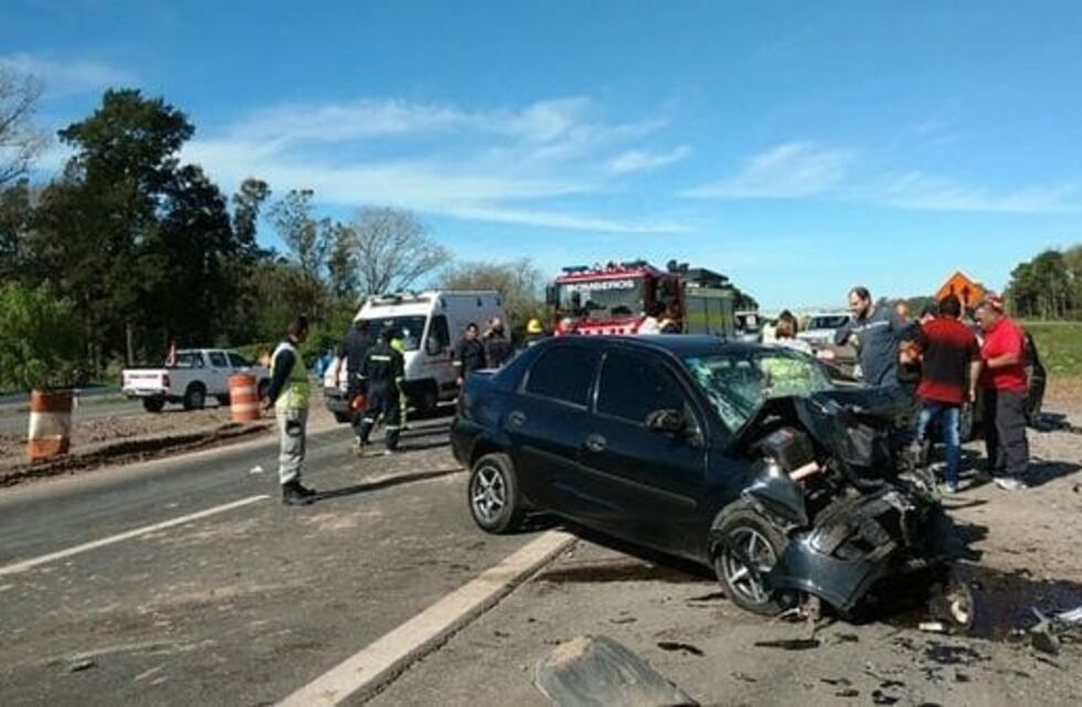 Cinco heridos graves tras un impactante choque frontal en la Ruta 8