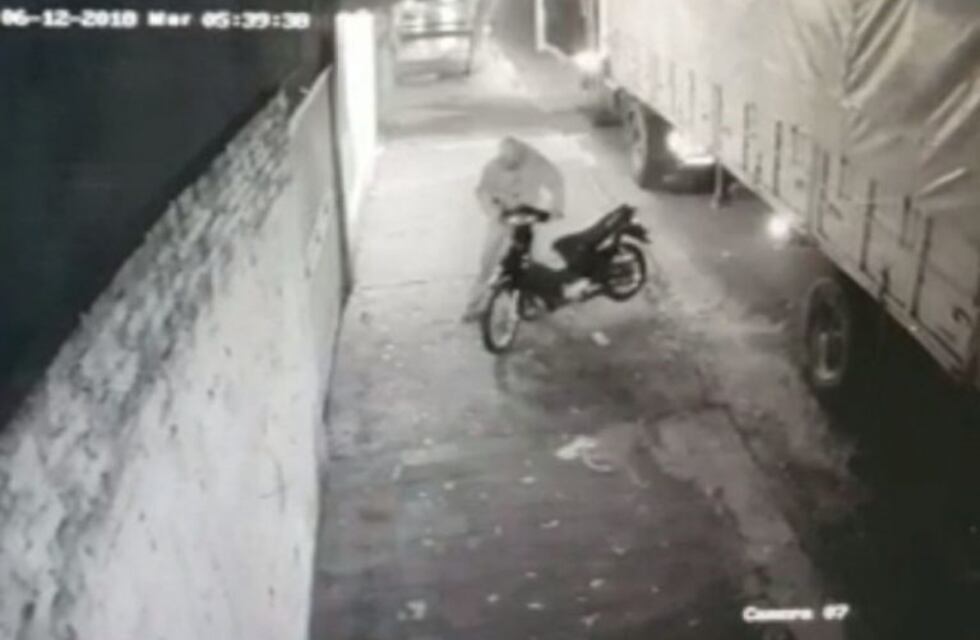 Caso Cristaldo: la imagen de un camionero sacando una moto de entre sus ruedas comprometería a Cattáneo