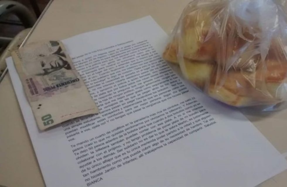 Se olvidó la billetera, en el peaje no la quisieron dejar pasar y tras el escándalo le regaló un bolsa de criollos y una carta al operador