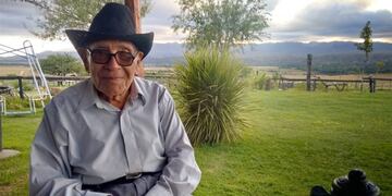 Victorio Castro, hoy a sus cien años de edad relata sus más de 30 años vividos en las Armada Argentina\u002E Aún extraña la camaradería con sus compañeros\u002E