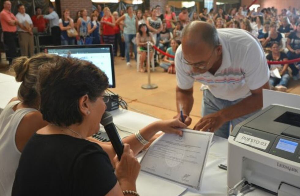 La Provincia titularizará a cinco mil docentes de secundarias