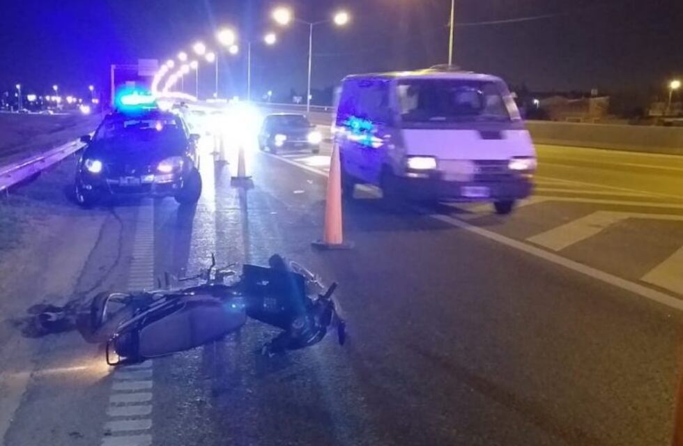 Motociclista chocó con un auto en Circunvalación y sufrió traumatismo de cráneo