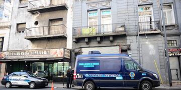 Policía muere de un tiro de su propia arma, en un estacionamiento en San Telmo (crédito Fotos: Clarín)