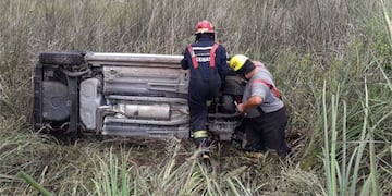 Vuelco\nCrédito: Bomberos Ceibas