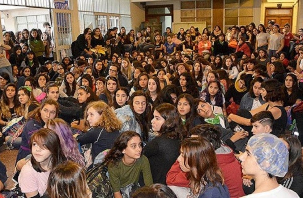 Alumnos realizaron una sentada en reclamo por el estado edilicio de la escuela Nigelia Soria