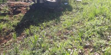 El auto terminó con las ruedas para arriba\u002E