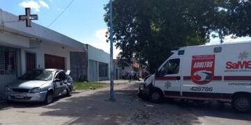 Fuerte accidente entre una ambulancia y un auto en San Luis\u002E