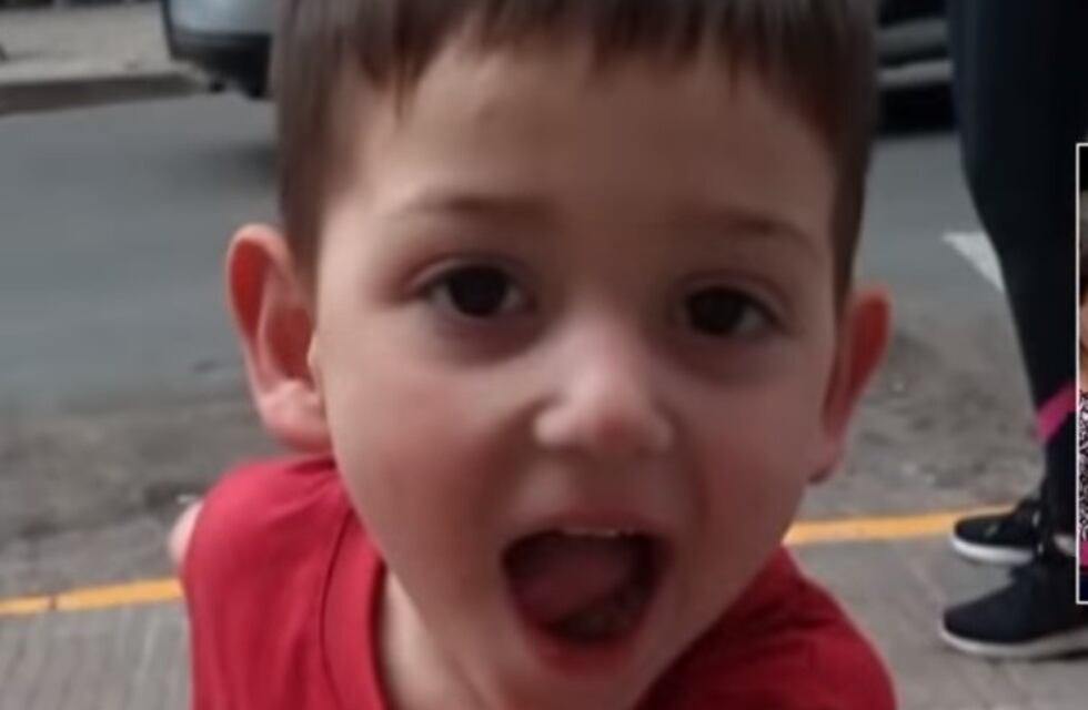 Quedó registrado el momento en que un motociclista a contramano y sin carnet atropelló a un nene de 3 años