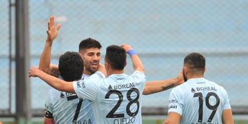 Leandro Díaz celebra su tanto con el Pulga Rodríguez, Tomás Cuello y David Barbona\u002E