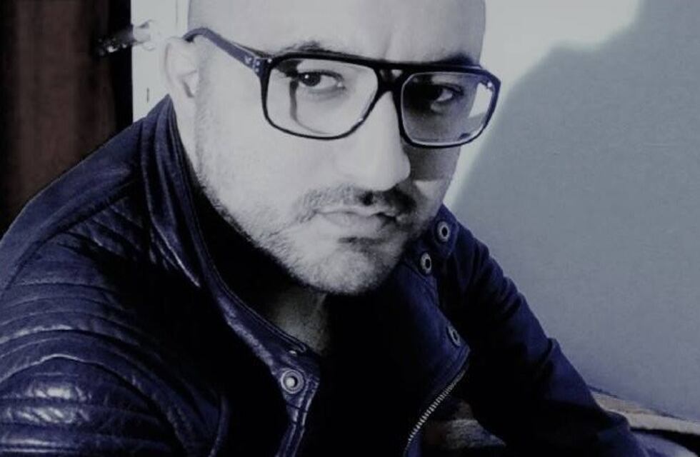 La historia de un fotógrafo que vive en la calle y busca un hogar para su perra