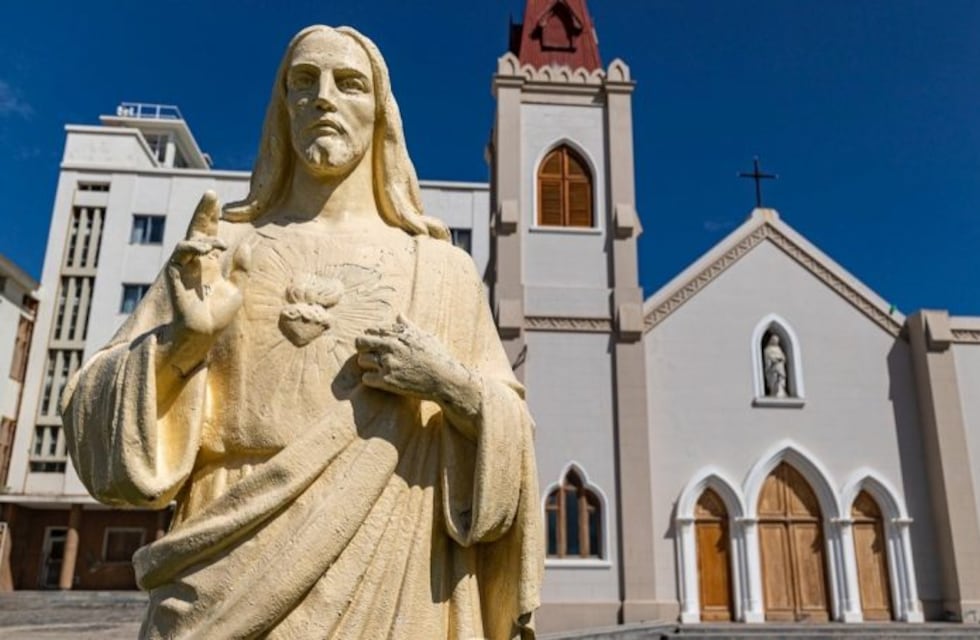 Vuelven las actividades religiosas y las canchas de fútbol 5