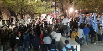 Desde la noche comenzó la vigilia frente a la CGT Córdoba\u002E