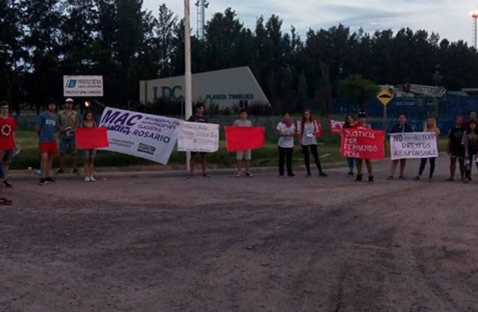 Familiares del camionero fallecido en Dreyfus reclamaron frente a la cerealera: "No fue un accidente"