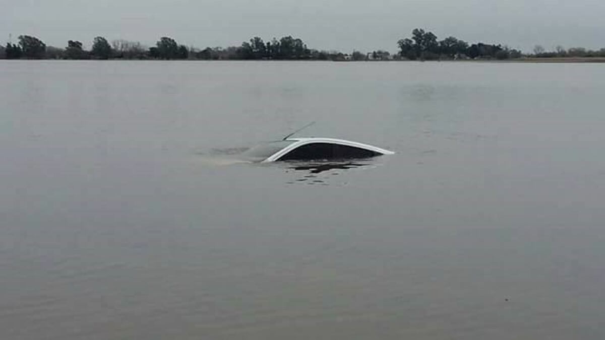 Un auto violó la indicación de no transitar en la Ruta 90 y cayó al agua de la laguna Melincué\u002E