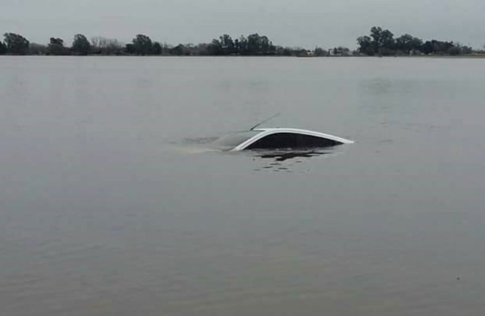 Después de la caída de un auto a las aguas de la laguna Melincué cortaron la Ruta 90