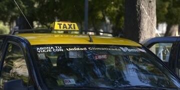 El taxista tuvo que ser asistido tras ser agredido por el delincuente\u002E (Archivo)