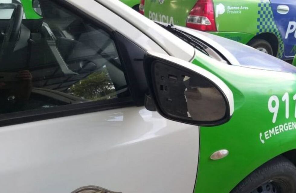 Rompió a patadas un patrullero de policía