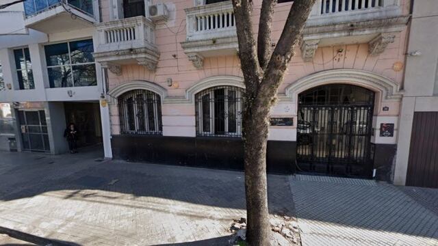 El inmueble se ubica sobre Alvear al 700\u002E (Google Street View)